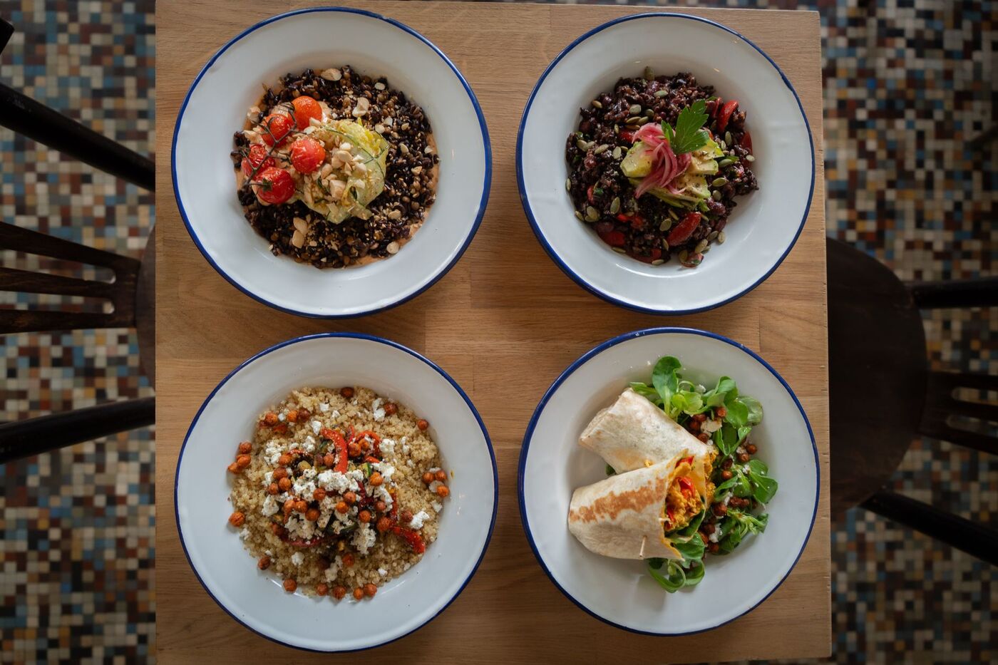 Salade de lentilles et légumes servie dans un bol