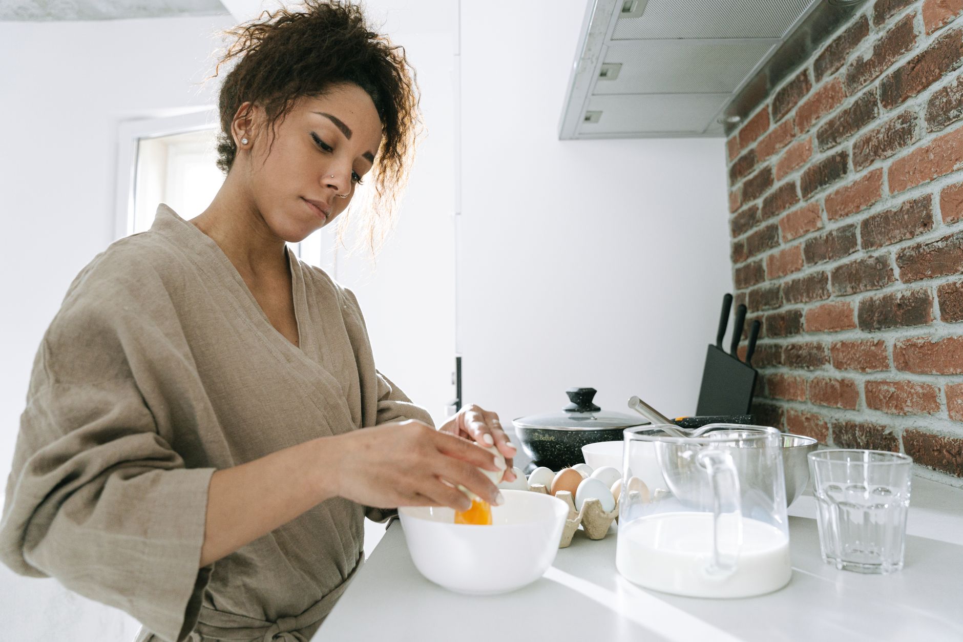 Préparation d’aliments dans un saladier en cuisine
