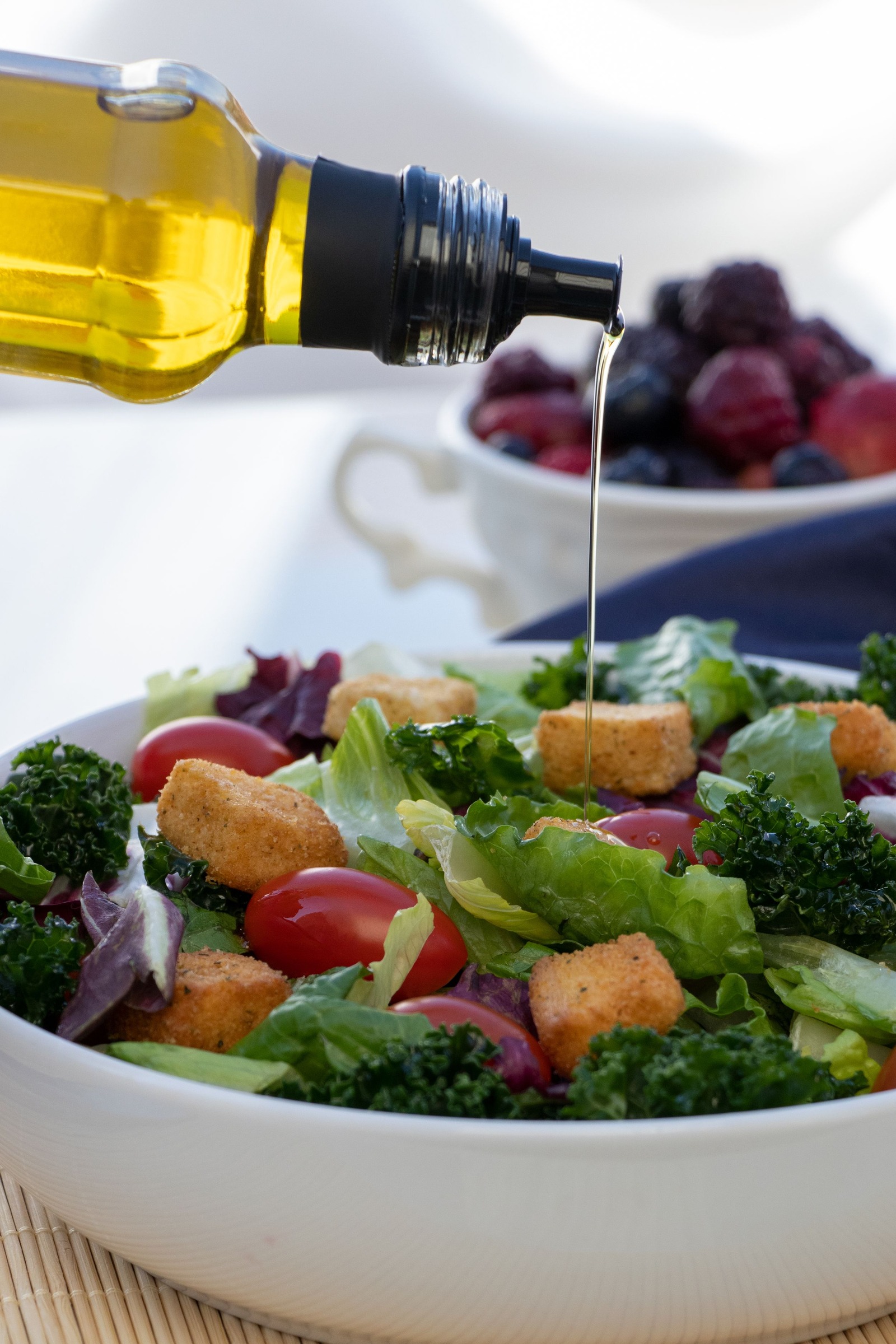 Assaisonnement à l'huile végétale sur une salade composée de crudités