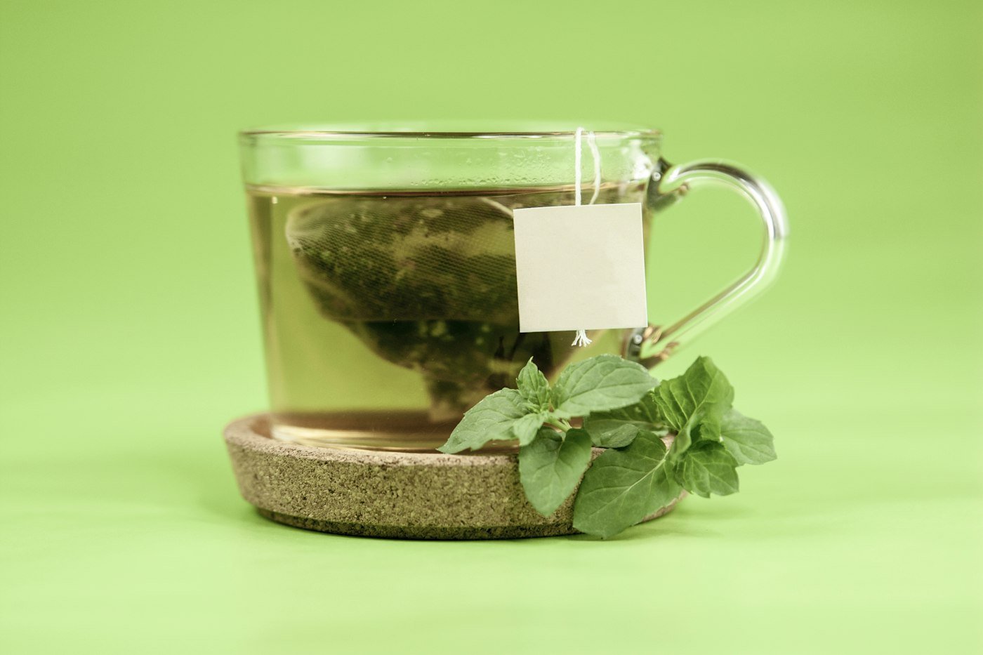 Tasse en verre contenant une infusion de plantes fraiches