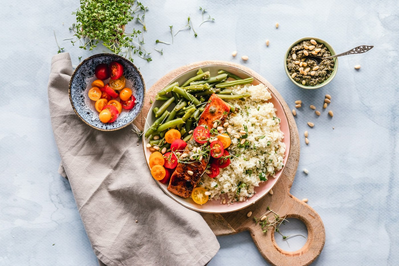Assiette équilibrée associant légumes céréales et sources de protéines