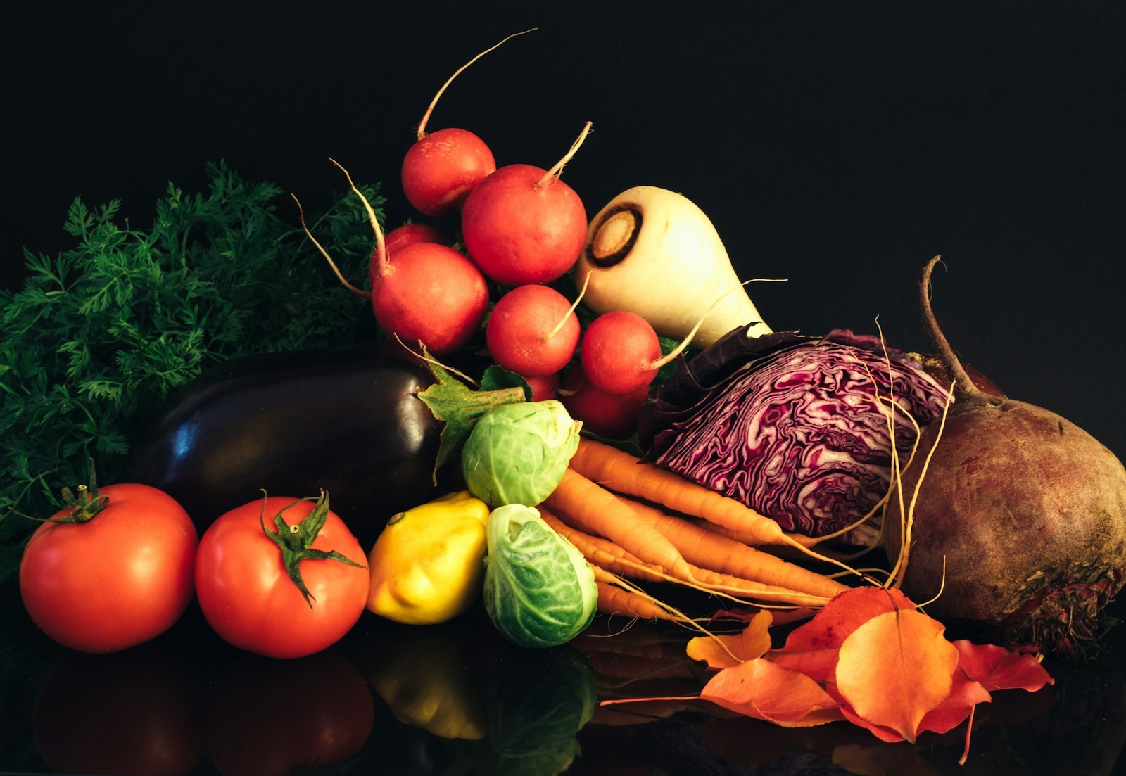 Assortiment de légumes frais et herbes aromatiques disposés sur un plan de travail