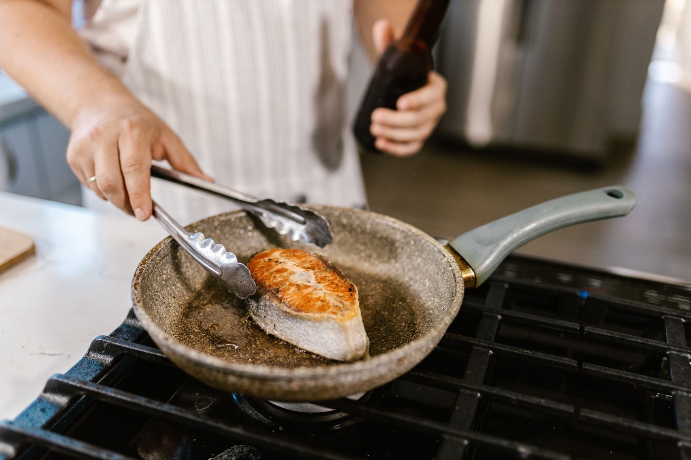 Pavé de saumon grillé et herbes en cuisine